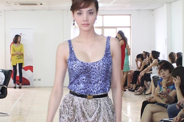 Trang Nhung gợi cảm trên sàn tập catwalk