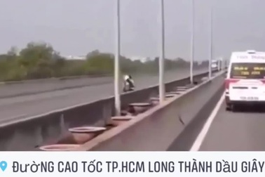 Đôi nam nữ chạy xe máy ngược chiều trên cao tốc