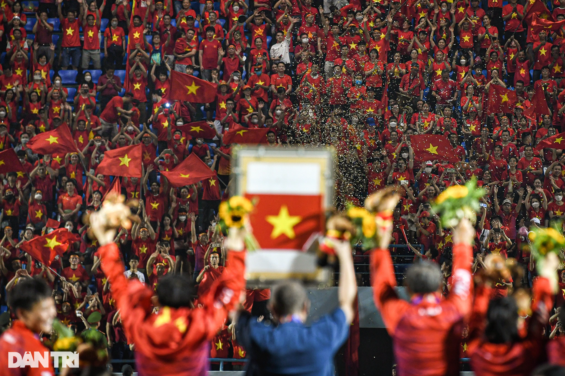 Khoảnh khắc ăn mừng bùng nổ của tuyển nữ Việt Nam sau khi vô địch SEA Games - 22 Khoảnh khắc ăn mừng bùng nổ của tuyển nữ Việt Nam sau khi vô địch SEA Games - 22