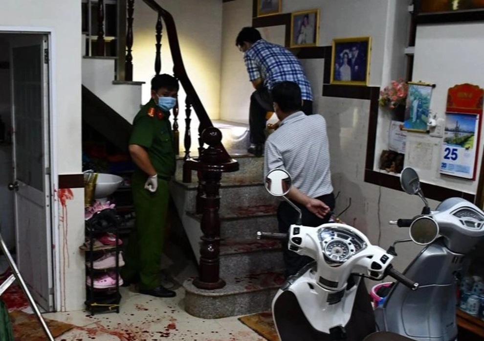 Hai vợ chồng đang xem ti vi bị kẻ xấu lao vào đâm nhiều nhát, cướp tài sản - 1 Hai vợ chồng đang xem ti vi bị kẻ xấu lao vào đâm nhiều nhát, cướp tài sản - 1