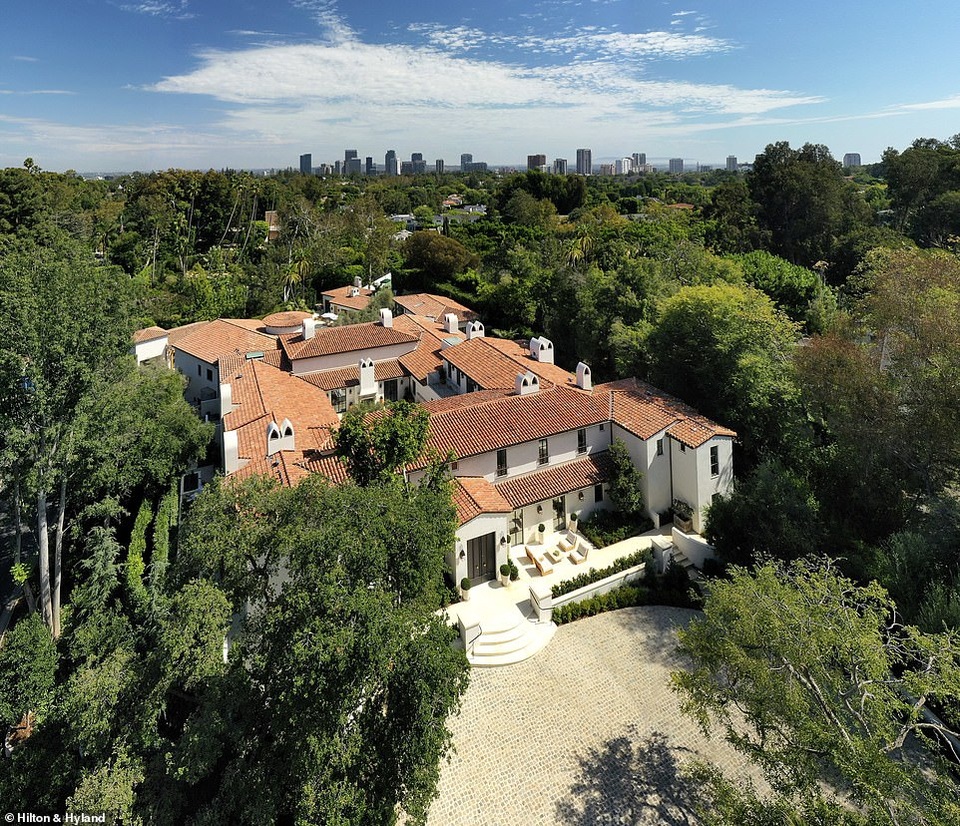 Tỷ phú sáng lập Uber vung tiền tậu biệt thự 43 triệu USD giữa tâm dịch - 8 Tỷ phú sáng lập Uber vung tiền tậu biệt thự 43 triệu USD giữa tâm dịch - 8