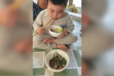 Cậu bé 6 tuổi "ăn cả thế giới" khiến 20 triệu mẹ bỉm "xin vía"