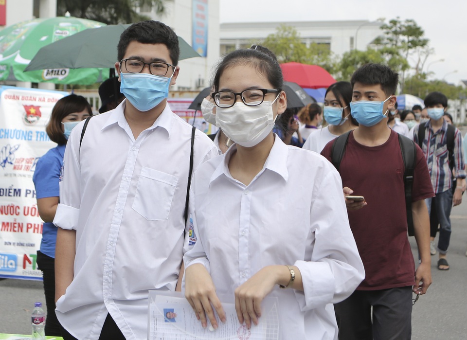 Muôn vẻ cảm xúc thí sinh sau buổi thi đầu tiên tốt nghiệp THPT - 8 Muôn vẻ cảm xúc thí sinh sau buổi thi đầu tiên tốt nghiệp THPT - 8