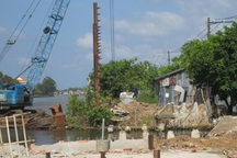 Cưỡng chế nhà dân để xây cầu "né" nhà chị ruột Chủ tịch thị trấn?