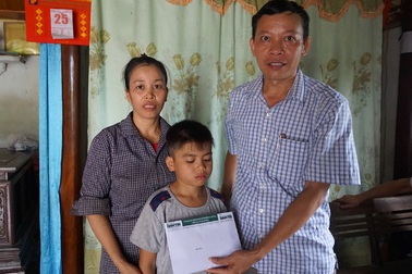 Hơn 38 triệu đồng đến với góa phụ nghèo chăm hai con mắc "bệnh nhà giàu"