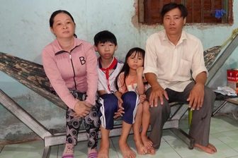 Mẹ bó rau thuê, cha phụ hồ nuôi con trai bị thận hư từ lúc 1 tuổi