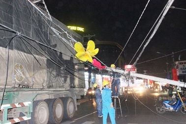 Xe container phá tan giàn đèn trang trí Tết