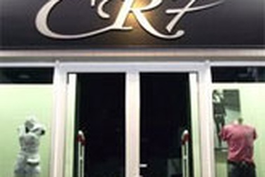 Ronaldo mở cửa hàng thời trang?