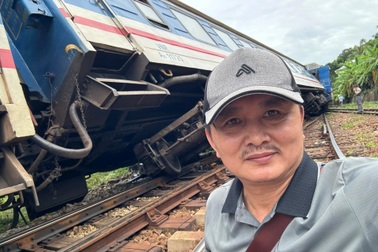 Du khách thót tim khoảnh khắc tàu hỏa bị lật nghiêng ở đèo Hải Vân