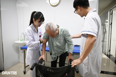 Nín thở xem bác sĩ giải cứu bộ não sắp chết ngạt của bệnh nhân đột quỵ