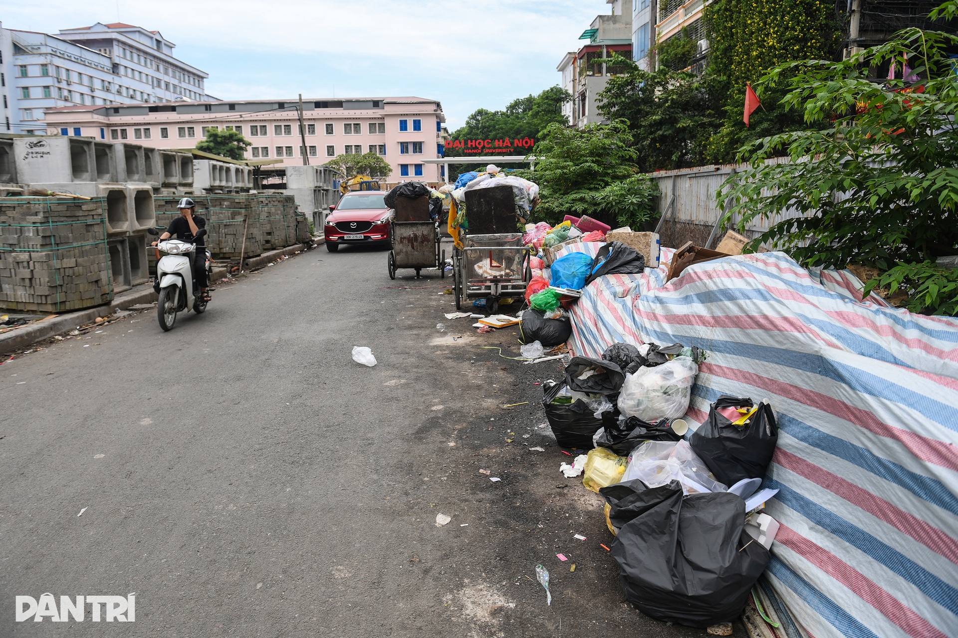 600m đường vào Đại học Hà Nội ngổn ngang vật liệu, dân than trời vì ô nhiễm - 3 600m đường vào Đại học Hà Nội ngổn ngang vật liệu, dân than trời vì ô nhiễm - 3