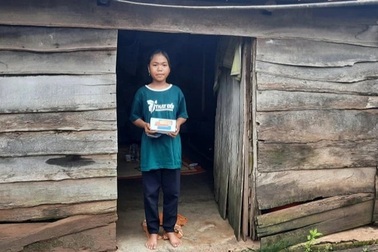 Nhận điện thoại học trực tuyến: "Đây là tài sản lớn nhất của gia đình em"