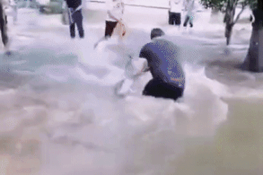 Sau mưa lũ, người dân đổ xô ra đường bắt cá