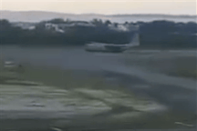 Hỏng thiết bị hạ cánh, máy bay "lê bụng" tóe lửa trên đường băng