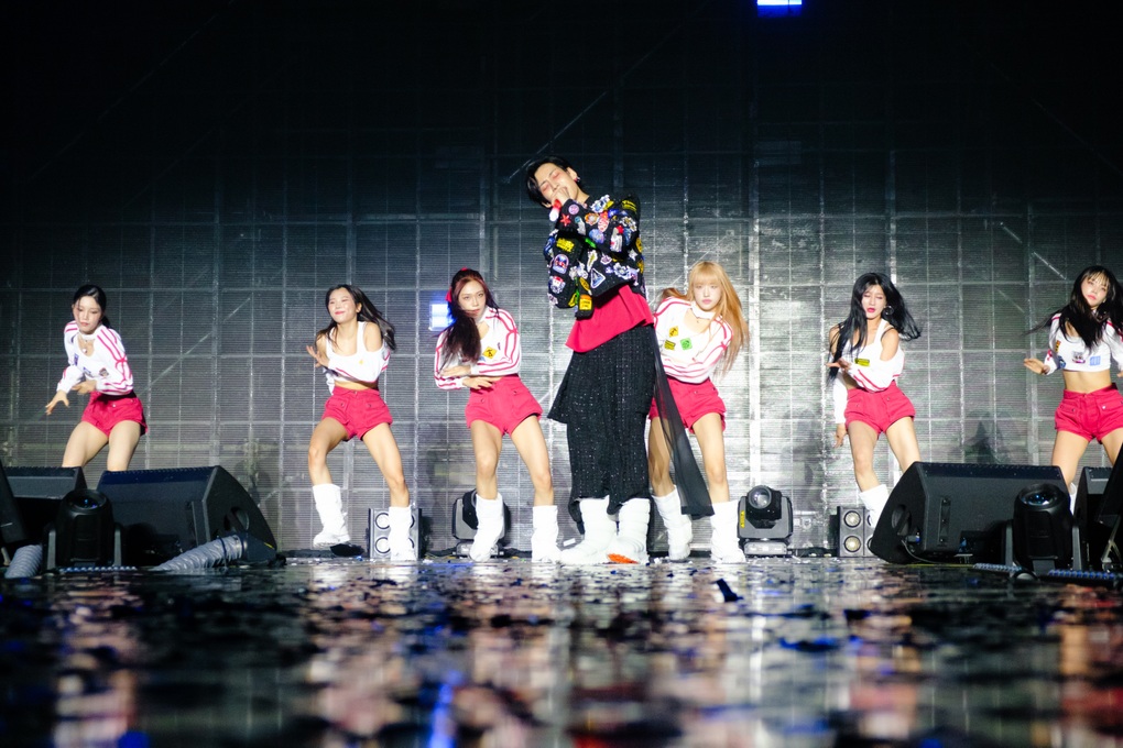 BamBam (GOT7) hát Thích em hơi nhiều, khoe cơ bụng trong đêm nhạc ở TPHCM - 1 BamBam (GOT7) hát Thích em hơi nhiều, khoe cơ bụng trong đêm nhạc ở TPHCM - 1