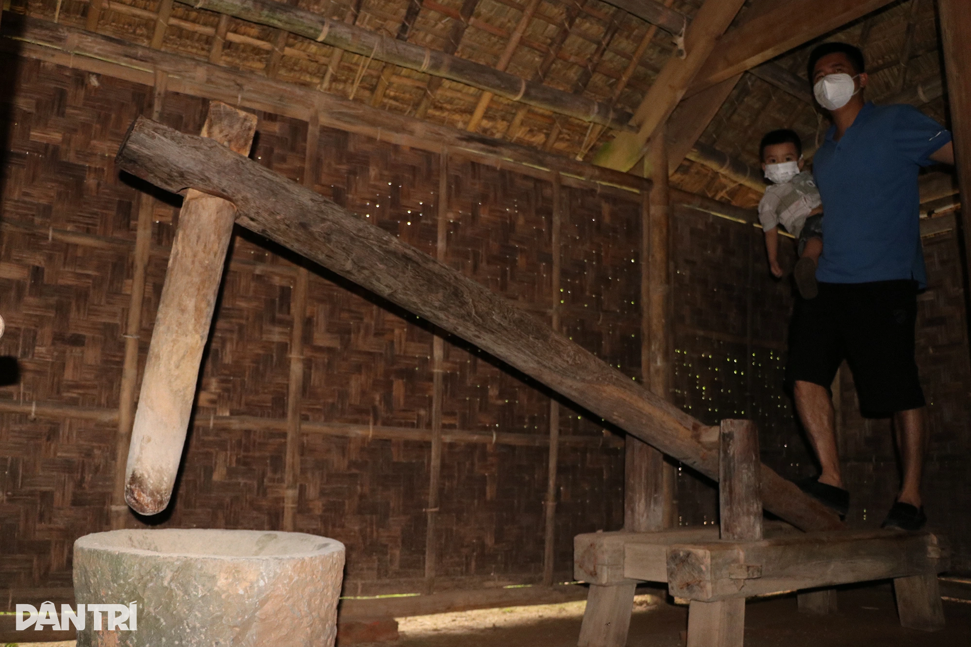 Du khách trải nghiệm xay lúa, giã gạo ở quê Bác - 9 Du khách trải nghiệm xay lúa, giã gạo ở quê Bác - 9