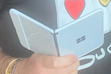 Sếp Microsoft "trên tay sớm" smartphone màn hình kép với thiết kế độc đáo