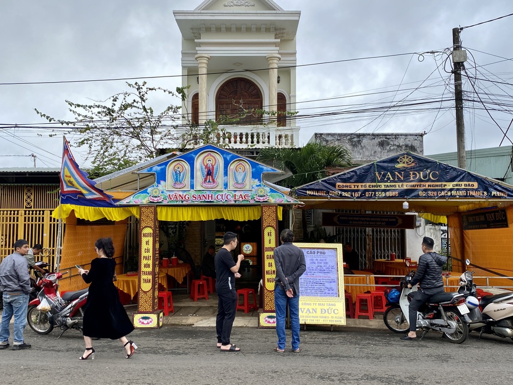Nước mắt trong tang lễ thành viên CLB Hoàng Anh Gia Lai - 2 Nước mắt trong tang lễ thành viên CLB Hoàng Anh Gia Lai - 2