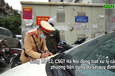 Hàng loạt ô tô "vắng chủ" trên phố bị dán giấy phạt nguội