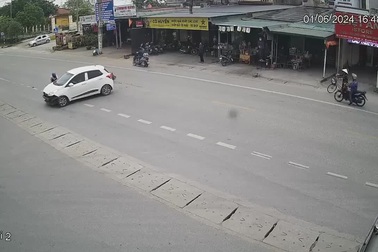 Người đi xe máy bị hất ngã vì cố chen lên khi thấy ô tô đang quay đầu