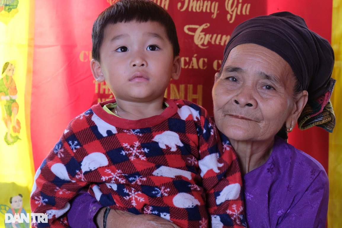 Lay lắt cảnh sống của những đứa trẻ mồ côi cha trong căn nhà sắp sập - 3 Lay lắt cảnh sống của những đứa trẻ mồ côi cha trong căn nhà sắp sập - 3