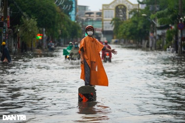 Ngập khu phong tỏa Gò Vấp: Đẩy xe không thấy tiệm sửa nào vì Covid-19