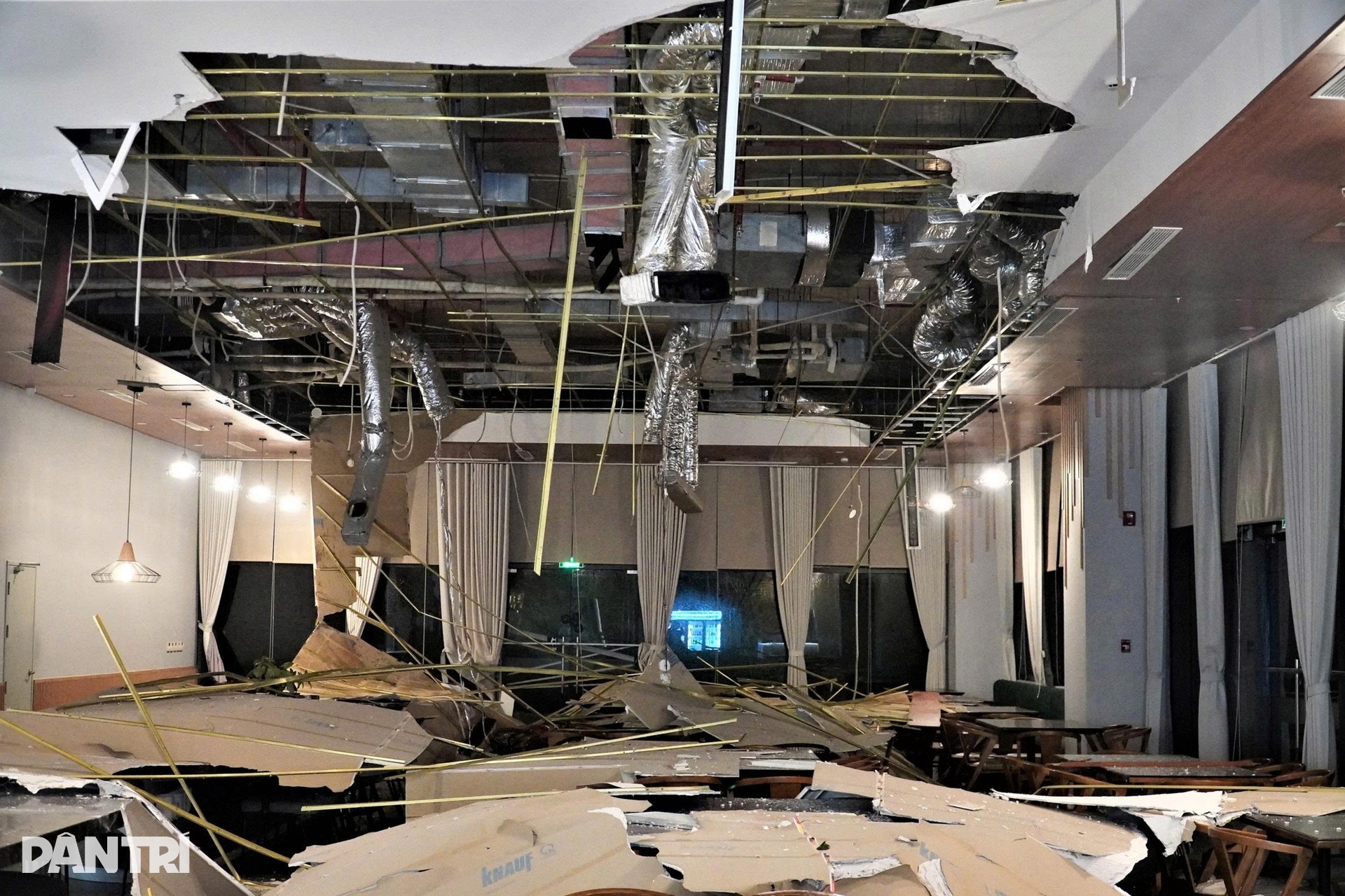 Cảnh đổ nát sau khi bão Bualoi quần thảo qua miền Trung - 8 Cảnh đổ nát sau khi bão Bualoi quần thảo qua miền Trung - 8