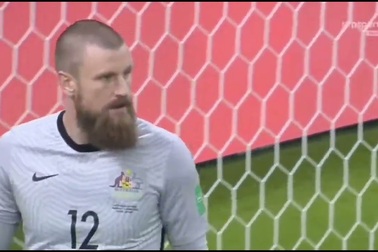 Màn "nhảy nhót" của thủ thành Andrew Redmayne ở loạt sút luân lưu