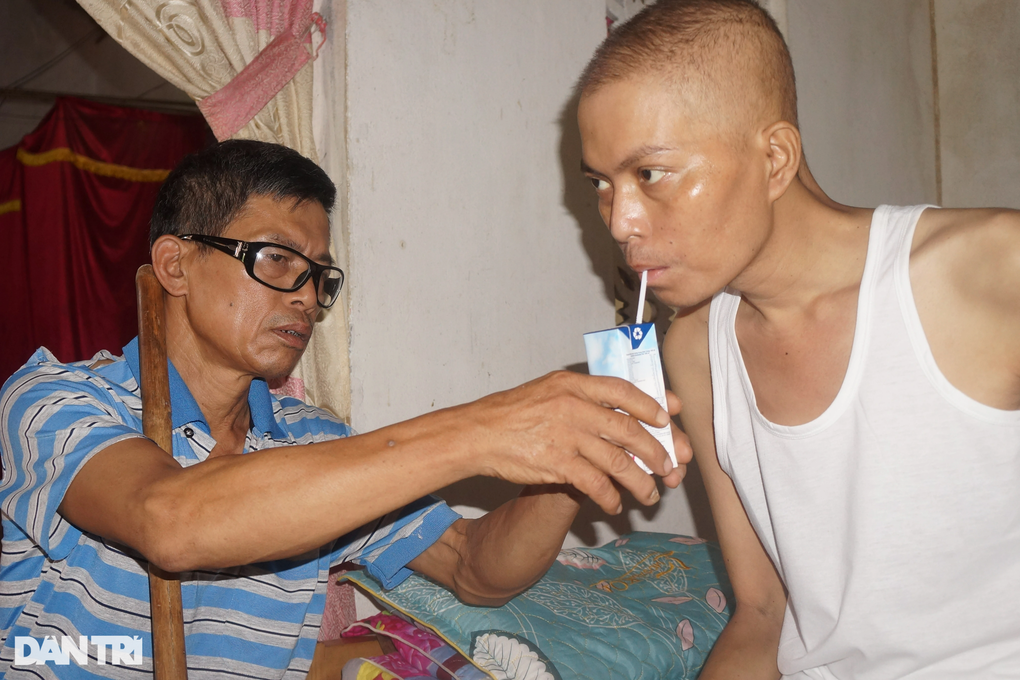 Cám cảnh người đàn ông mù chăm con ung thư, em gái thiểu năng - 5 Cám cảnh người đàn ông mù chăm con ung thư, em gái thiểu năng - 5