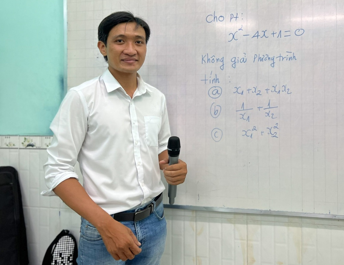 Thầy giáo trẻ ở nhà thuê để dành đất xây lớp, dạy miễn phí trọn đời - 1 Thầy giáo trẻ ở nhà thuê để dành đất xây lớp, dạy miễn phí trọn đời - 1