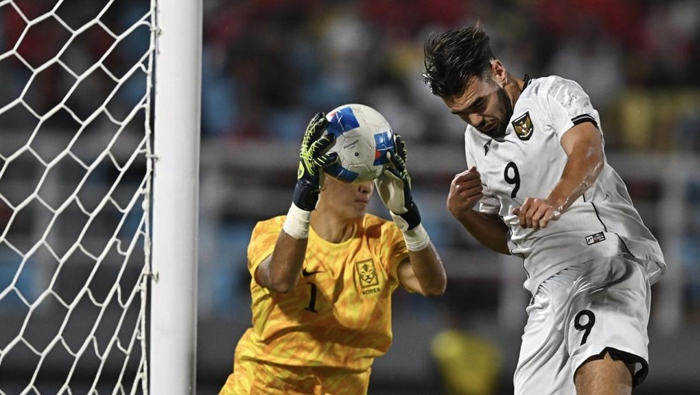 គ្រូបង្វឹក U23 ឥណ្ឌូណេស៊ី ធ្វើសេចក្តីថ្លែងការណ៍គួរឲ្យភ្ញាក់ផ្អើលអំពីកីឡាករដែលមានសញ្ជាតិអាចនឹងបាត់បង់ការងារ - ២ HLV U23 Indonesia phát biểu sốc về cầu thủ nhập tịch, có thể mất việc - 2