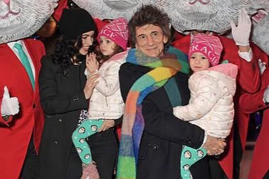 Rocker 72 tuổi đưa vợ trẻ và 2 con nhỏ đi chơi