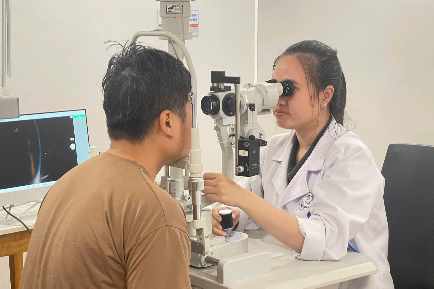 Đèn huỳnh quang phát nổ, mảnh vỡ văng thủng mắt nam thanh niên - 2