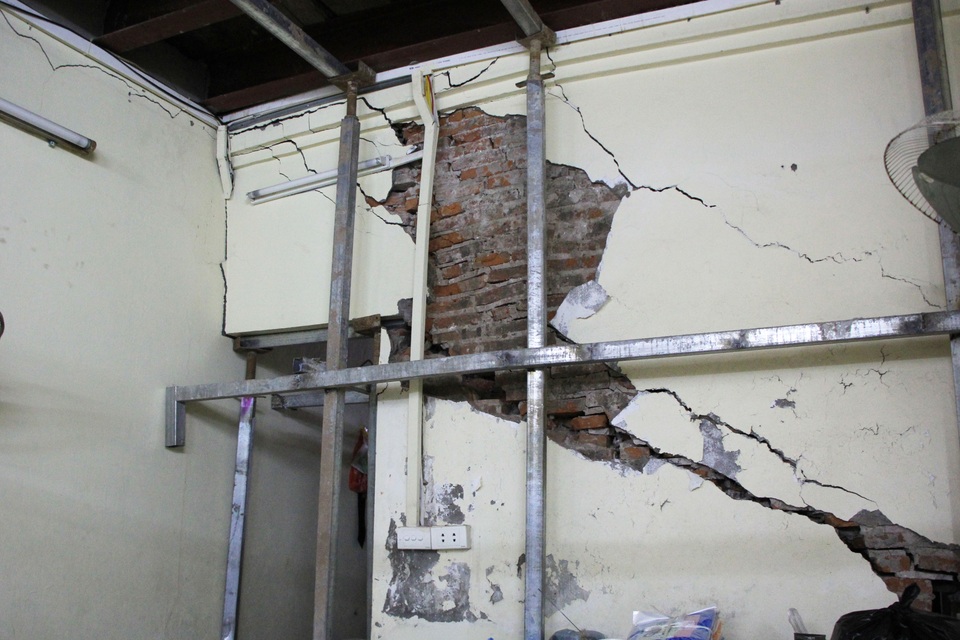 Nhà chống nạng sắt chờ sập giữa phố cổ Hà Nội - 8 Nhà chống nạng sắt chờ sập giữa phố cổ Hà Nội - 8