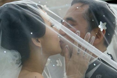 Cô dâu Hồ Tịnh rạng rỡ trong ngày cưới