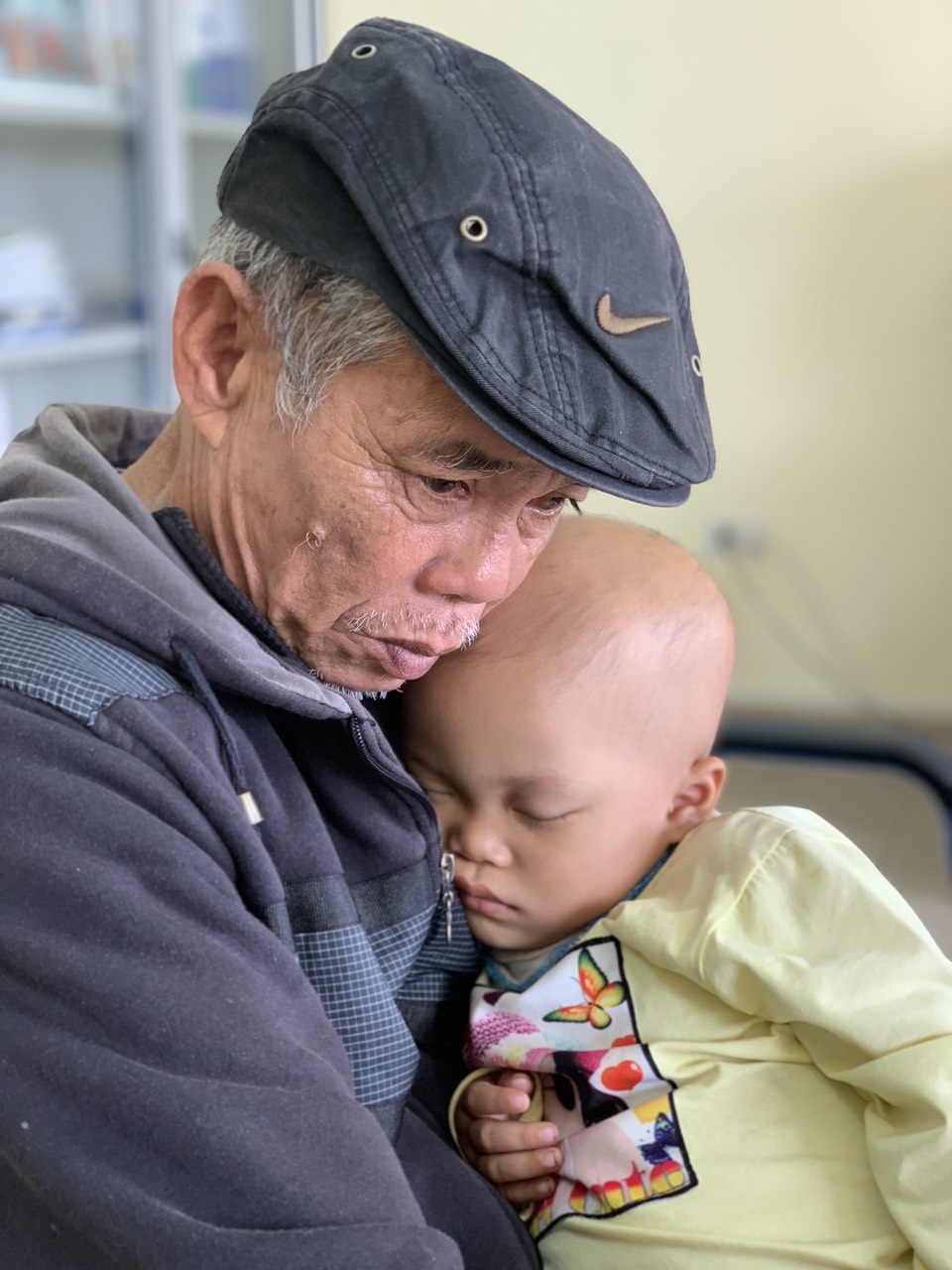 Ông nội bán lúa non đưa cháu đi chữa ung thư: Chuyên gia Pháp sang Việt Nam hội chẩn - 1 Ông nội bán lúa non đưa cháu đi chữa ung thư: Chuyên gia Pháp sang Việt Nam hội chẩn - 1