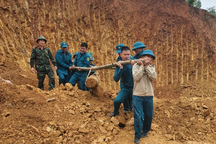 Quả bom nặng hơn 2 tạ nằm gần nhà dân