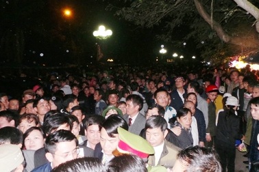 Biển người hun "nóng" Đền Trần trước giờ khai hội