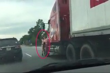 Kinh hãi Thượng úy CSGT bị xe container đẩy đi hàng trăm mét