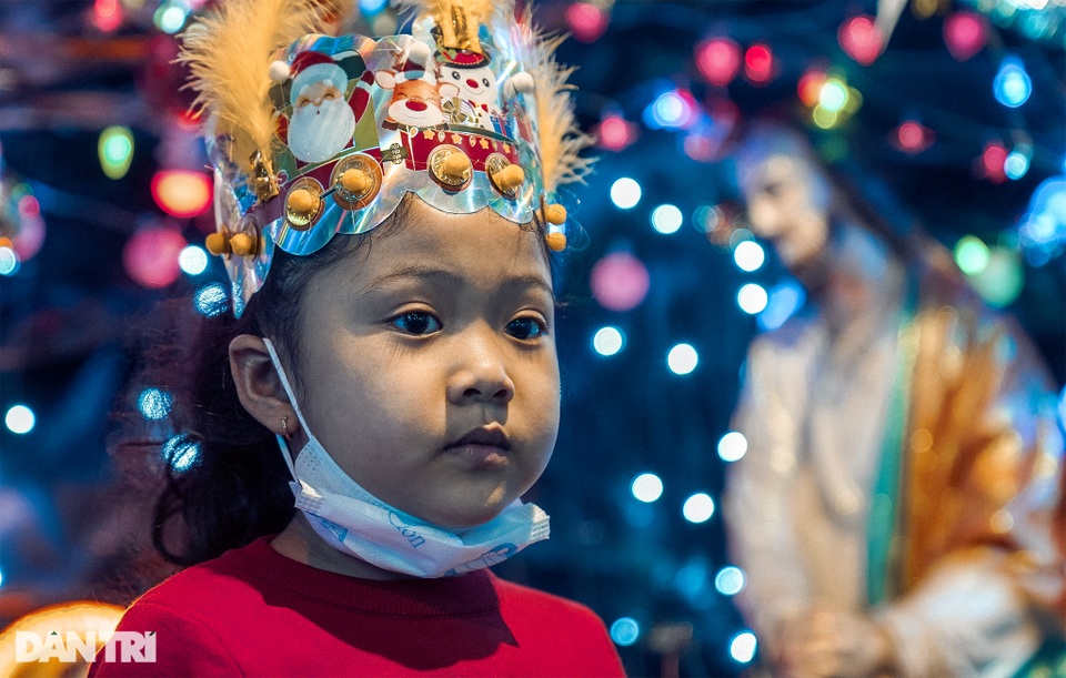Những con hẻm lung linh ánh đèn đón mùa Noel khác biệt - 13 Những con hẻm lung linh ánh đèn đón mùa Noel khác biệt - 13