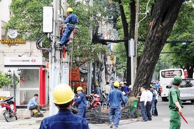 Xe container kéo nghiêng cột điện, giao thông kẹt cứng