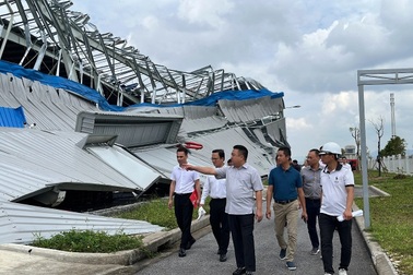 Tổng giám đốc Bảo hiểm Bảo Minh hỗ trợ khách hàng khắc phục hậu quả bão số 3