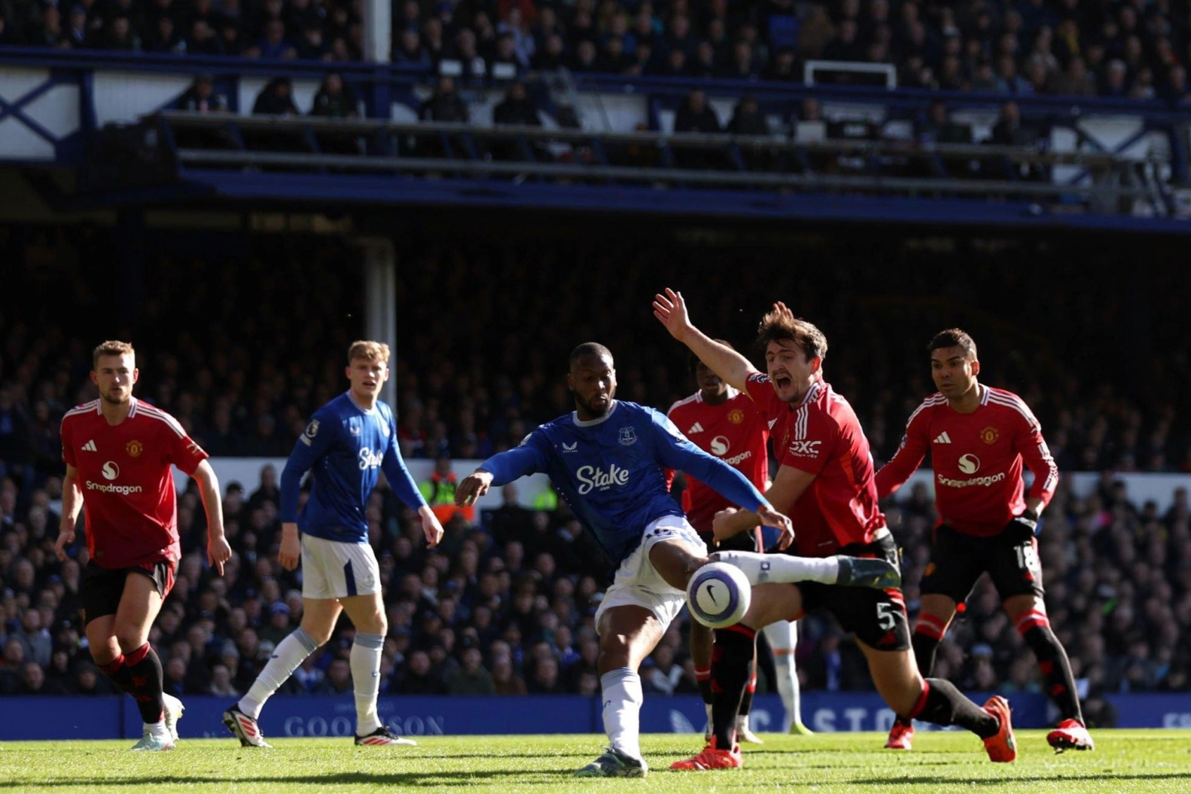 Everton 2-0 Man Utd (hiệp 1): Hàng thủ đội khách quá yếu