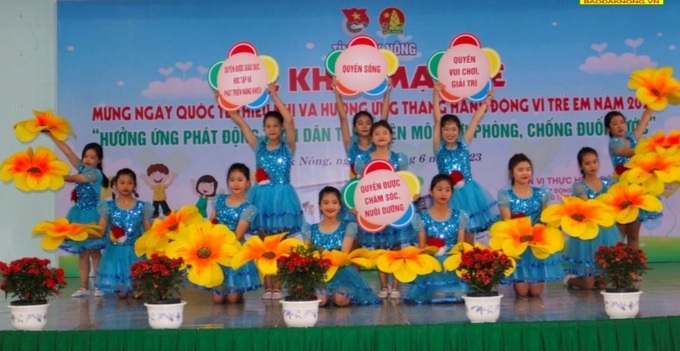 Tiết mục văn nghệ của các em thiếu nhi tại buổi lễ. Ảnh baodaknong.vn