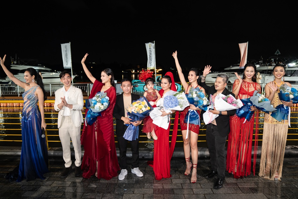 Siêu mẫu Thúy Hạnh đưa hai con gái dự show thời trang, nhan sắc gây chú ý - 1 Siêu mẫu Thúy Hạnh đưa hai con gái dự show thời trang, nhan sắc gây chú ý - 1