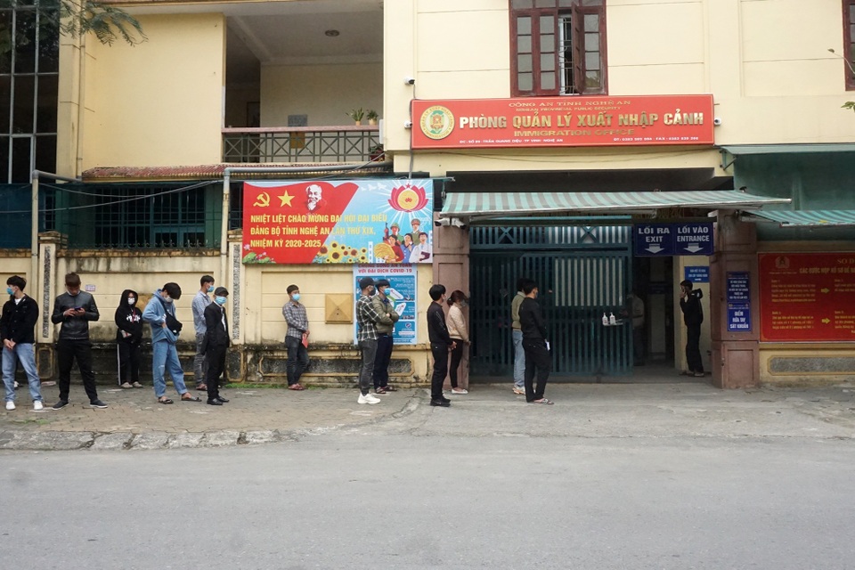 Lao động Nghệ An làm giấy thông hành đi Lào giảm 98% so với mọi năm - 1 Lao động Nghệ An làm giấy thông hành đi Lào giảm 98% so với mọi năm - 1
