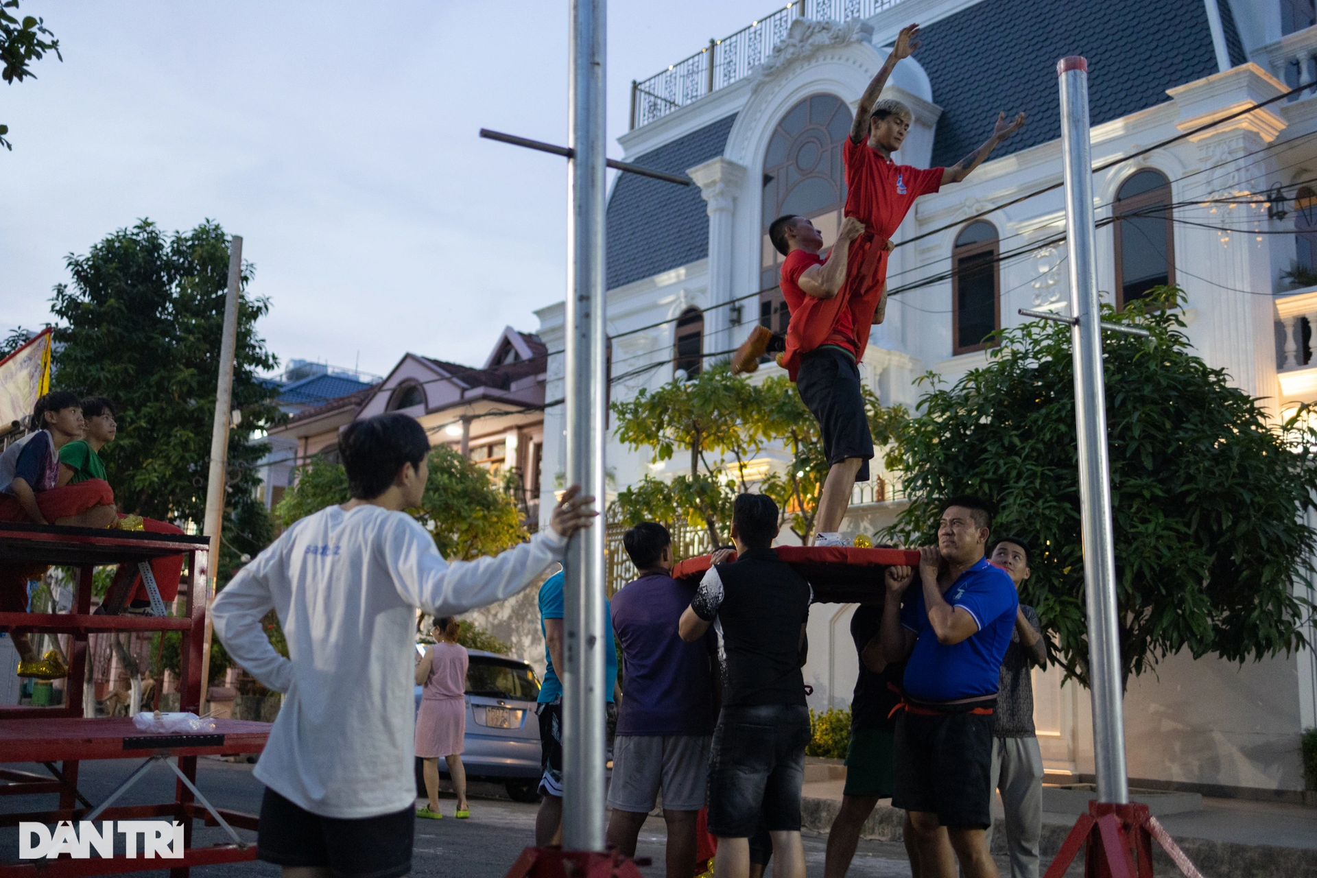 Những giọt mồ hôi phía sau tiếng trống múa lân - 8 Những giọt mồ hôi phía sau tiếng trống múa lân - 8