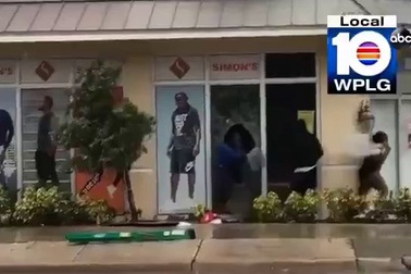 Mỹ tóm gọn hơn 30 kẻ "hôi của" trong siêu bão Irma