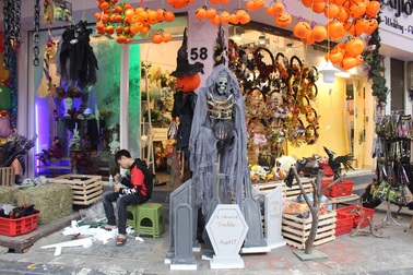 Giới trẻ chịu chơi, "xuống tiền" cả triệu mua đồ hóa trang Halloween