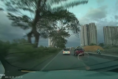 Rùng mình xe sang phóng nhanh, luồn lách trên đường đông như phim hành động